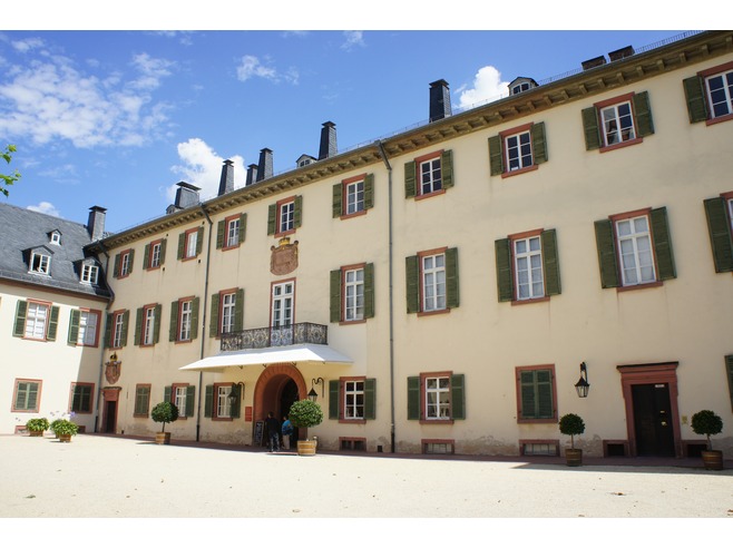 In the limelight of the Infinite. Romanticism and the Present