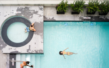 "Flotando en la piscina" , 2013 Guayaquil. 180 x 112 cm