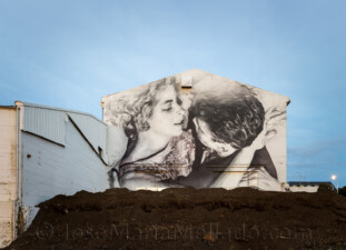 "Enamorados en la pared" , 2014 Reyjkavík. 150 x 108 cm