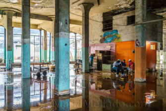 "Partida de ajedrez al cerrar el mercado" , 2014 La Habana. 150 x 100 cm