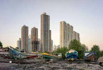 "Barcas de pesca y rascacielos" , 2014 Panama City. 150 x 102 cm